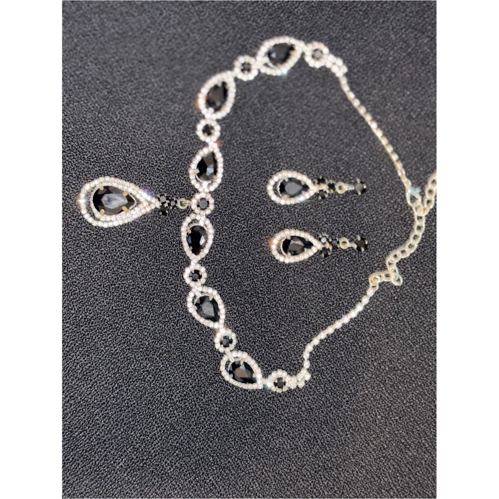 Elegant Black Teardrop Crystal Necklace and Earrings Set - Picture 12 of 13